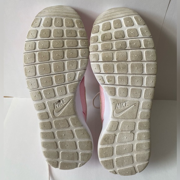 Nike Roshe Light Pink and White Running Shoes - Picture 10 of 10
